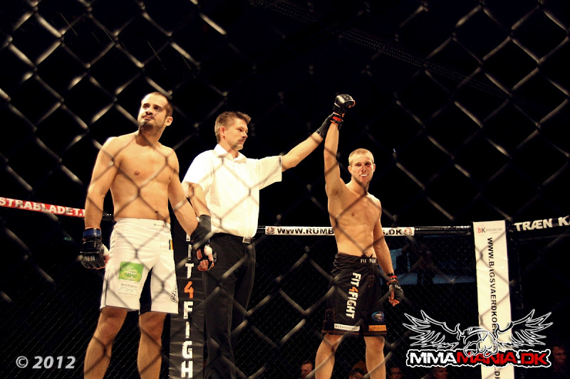 Theo vinder sin først Pro MMA kamp til Royal Arena Theo vinder sin først Pro MMA kamp til Royal Arena