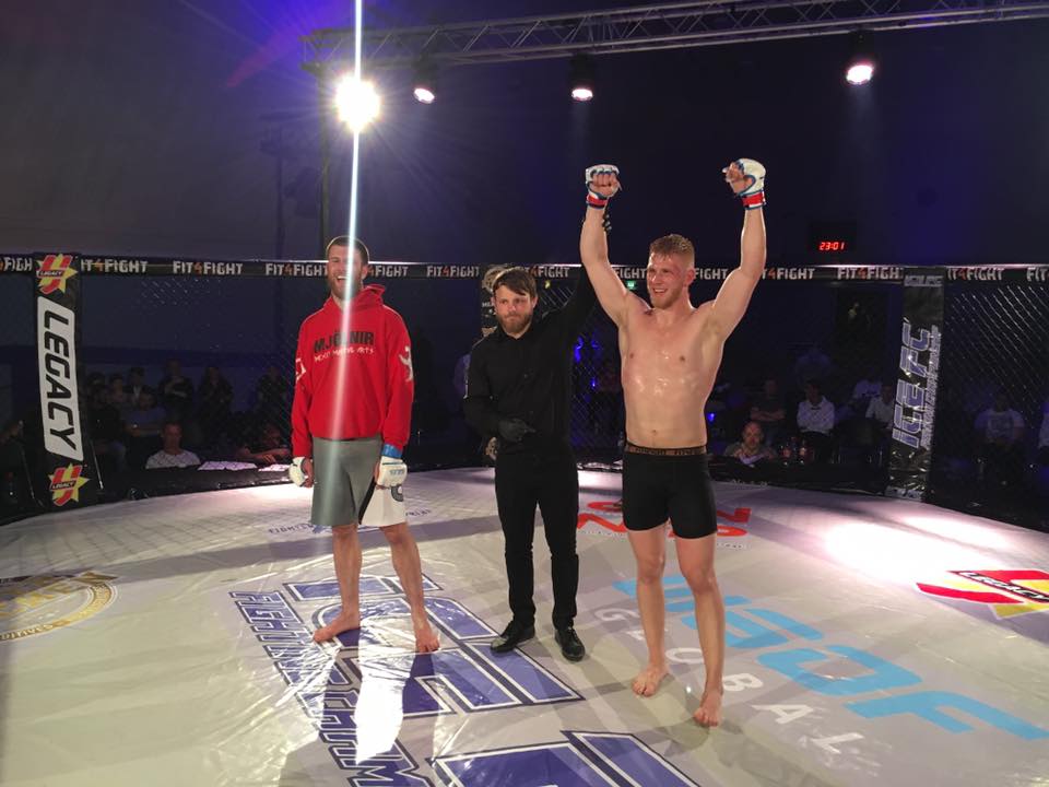 Mikkel vinder sin anden pro kamp på dommer stemmer til ICE FC